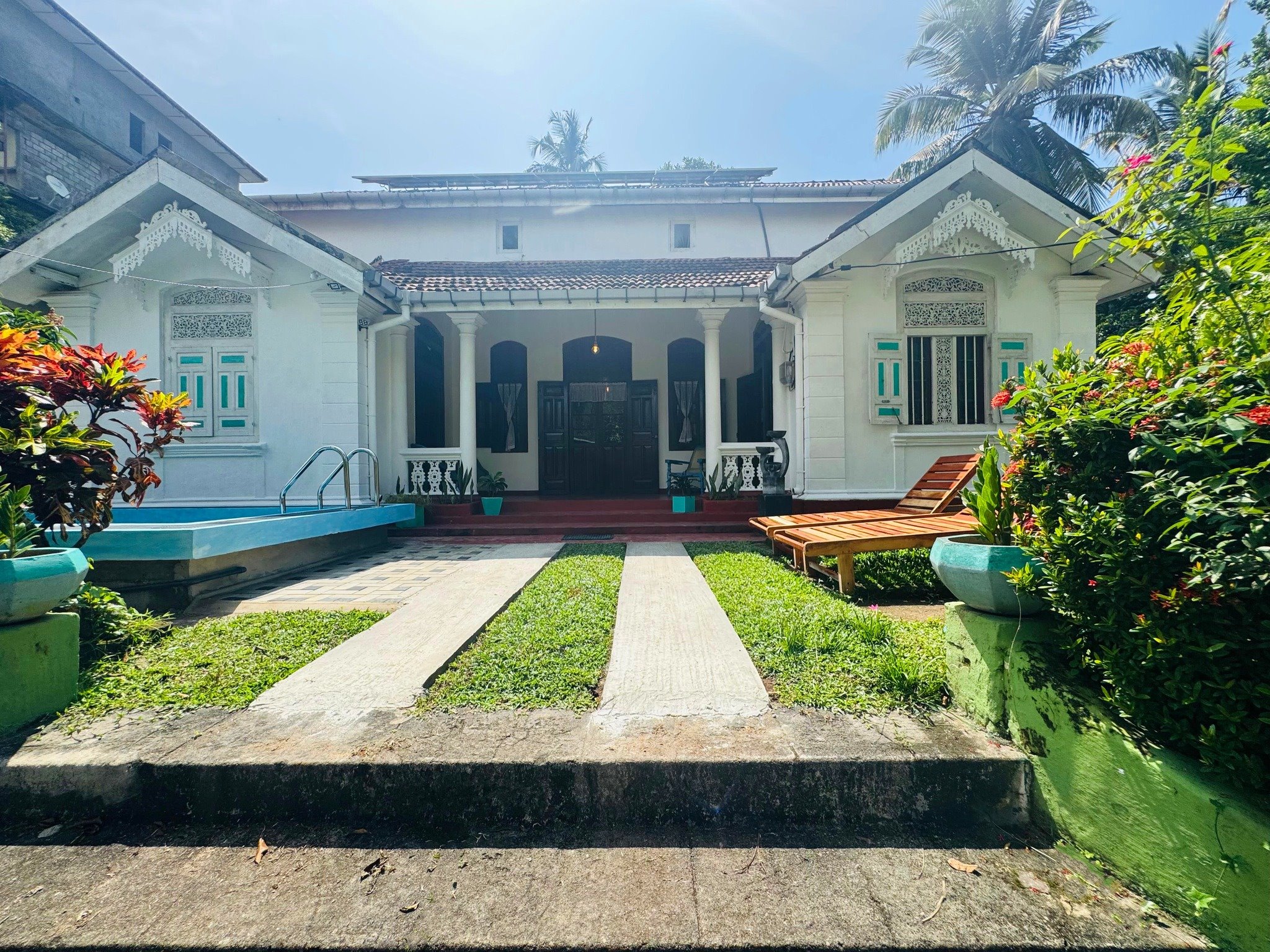 The Dutch Inn colonial villa with tropical garden and swimming pool